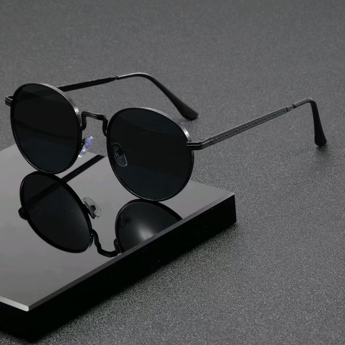 Vintage Outdoor Fashion - Fashion Classic Round Sunglasses Men Women